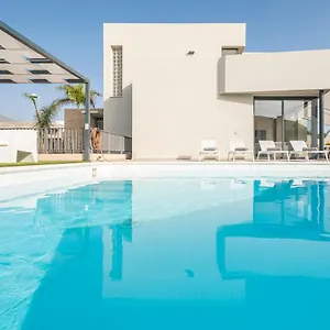 https://villa-alisios-golf-luxury-tenerifesummervillas.adeje-hotels.com